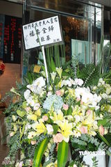 组图：林峰素服为祖母设灵 遗憾祖母未能看自己个唱