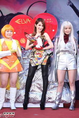 组图：萧亚轩亮相签唱会 性感高挑秀热辣舞蹈