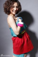 组图：刘芸新写真秀甜美短发 秀辣妈新风范