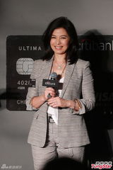 组图：钟楚红时尚造型现身容颜姣好