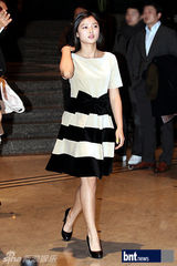 组图：韩星李珉廷秀香肩 泫雅等出席活动