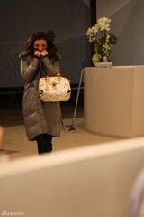 幻灯图：巩新亮新剧献身又献声 OL造型知性十足