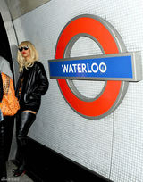 组图：蕾哈娜金发现身伦敦 超短裤搭配T恤