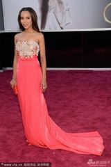 组图：凯莉-华盛顿嫩粉亮片鱼尾裙亮相红毯
