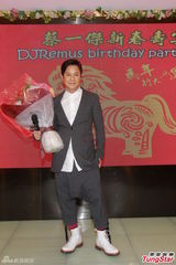 组图：草蜢蔡一杰庆47岁生日 为慈善捐贴身泳裤