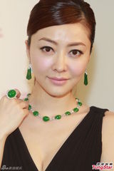 组图：熊黛林活动低胸爆乳 否认恋同性密友