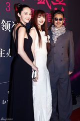 姚晨露背装秀性感 范冰冰否认收婚戒称自备(图)