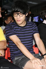 组图：卢广仲打鼓处女秀 入伍前赶推新专辑