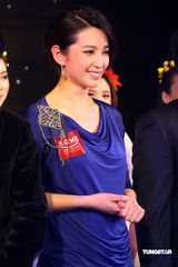 高清：李冰冰穿蓝衣礼服亮相 做环保信用卡第一人