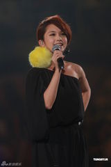 组图：罗志祥俏皮红衫红馆开唱 摔倒杨丞琳怀中