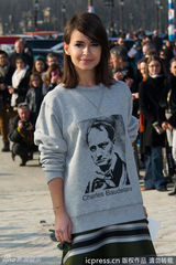 组图：张雨绮吴佩慈巴黎竞艳 知性装休闲随意