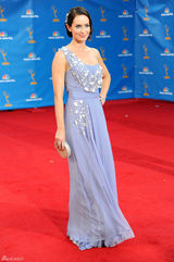 高清组图：艾美奖红毯 艾米丽-布朗特秀单肩裙