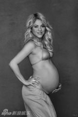 组图：夏奇拉携男友半裸写真 挺大肚幸福洋溢