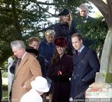 组图：凯特王妃枣红套装亮相英国王室圣诞活动