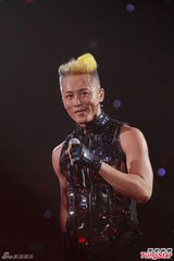 组图：林峰个唱顶黄发秀肌肉舞 直言连累吴千语