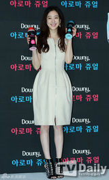 组图：韩星郑丽媛着淡雅连衣裙亮相品牌活动