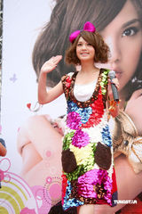 幻灯图：杨丞琳获赠G奶蛋糕 粉丝祝其拥有傲人胸部