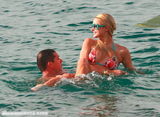 组图：希尔顿与男友鸳鸯浴 海滩戏水被搂蛮腰