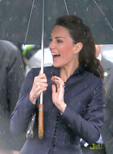 组图：威廉王子与准王妃共亮相 凯特秀迷人微笑