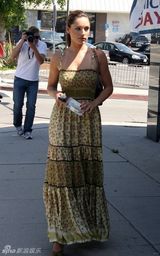 幻灯图集：凯莉-布鲁克身穿绿色长裙街头闲逛