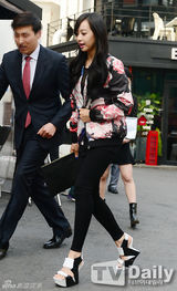 组图：宋茜亮相时尚趴薄纱露内衣 朴炯植炫长腿