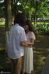 组图：琳琳拍MV羞涩献初吻 为男主角画卡通像