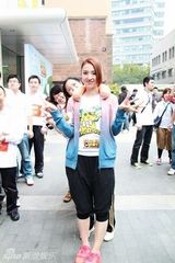 组图：董璇运装现身户外活动 节能减排化身低碳达人