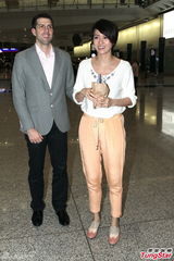 组图：梁咏琪返港老公甜蜜接机 被搂纤腰秀恩爱