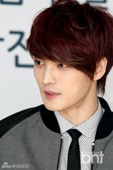 组图：JYJ为慈善捐款 金在中休闲皮装亮相代表