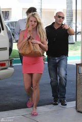 高清图：布兰妮穿粉裙和男友外出 不穿内衣凸点