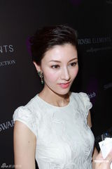 组图：李嘉欣白裙秀美背 吴千语谈林峰似有所指