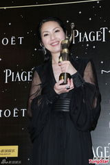 组图：杨千嬅后台剪刀手卖萌 感谢余文乐