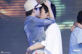 组图：《巴黎宝贝》宣传邓超缺席 同性情侣拥吻