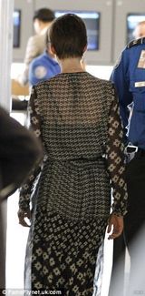 组图：安妮海瑟薇蜜月后现身机场 紧贴老公秀恩爱