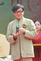 组图：成龙代言豪宅谈文化传承 与王刚互动调侃