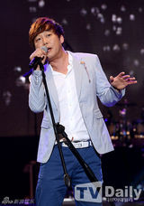 组图：SISTAR超短裤露长腿 热舞翘臀秀S曲线