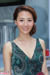 组图：准亚姐性感旗袍装拉票 甜美笑容展露美腿胸波