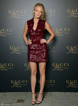 组图：布莱克-莱弗利酒红色亮片裙亮相