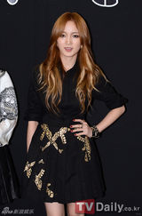 组图：GD亮相时装周 鸭舌帽混搭格纹西装