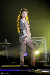 组图：土屋安娜香港开演唱会 李毓芬走秀助阵