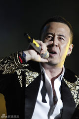 组图：杨坤张赫宣南昌同台 32场第四站万人狂欢