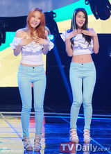 组图：韩团SHINee《M Countdown》强势夺冠