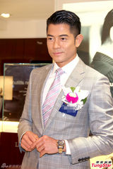 组图：郭富城帅气西装亮相台湾 称与妈妈过圣诞