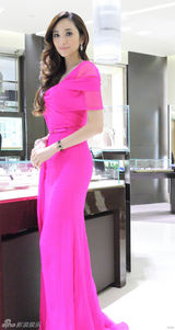 组图：吴佩慈桃色纱裙亮相冰城粉丝热情不惧低温