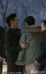 组图：吴奇隆戴娇倩外出缠绵十指紧扣