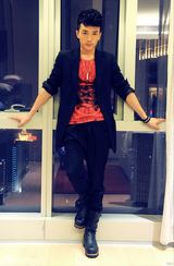 组图：许诺拍白领时尚大片展活力休闲