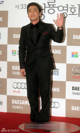 组图：演员柳承龙西装绅士胡茬彰显男人范儿