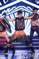 组图：INFINITE打榜夺冠 f(x)俏丽回归唱初恋