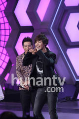 组图：金贤重录制《大本营》 搞怪卖萌惹粉丝尖叫