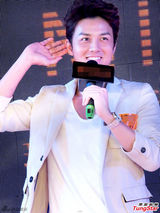 组图：吴克群亮相品牌活动 白色西装帅气抢镜